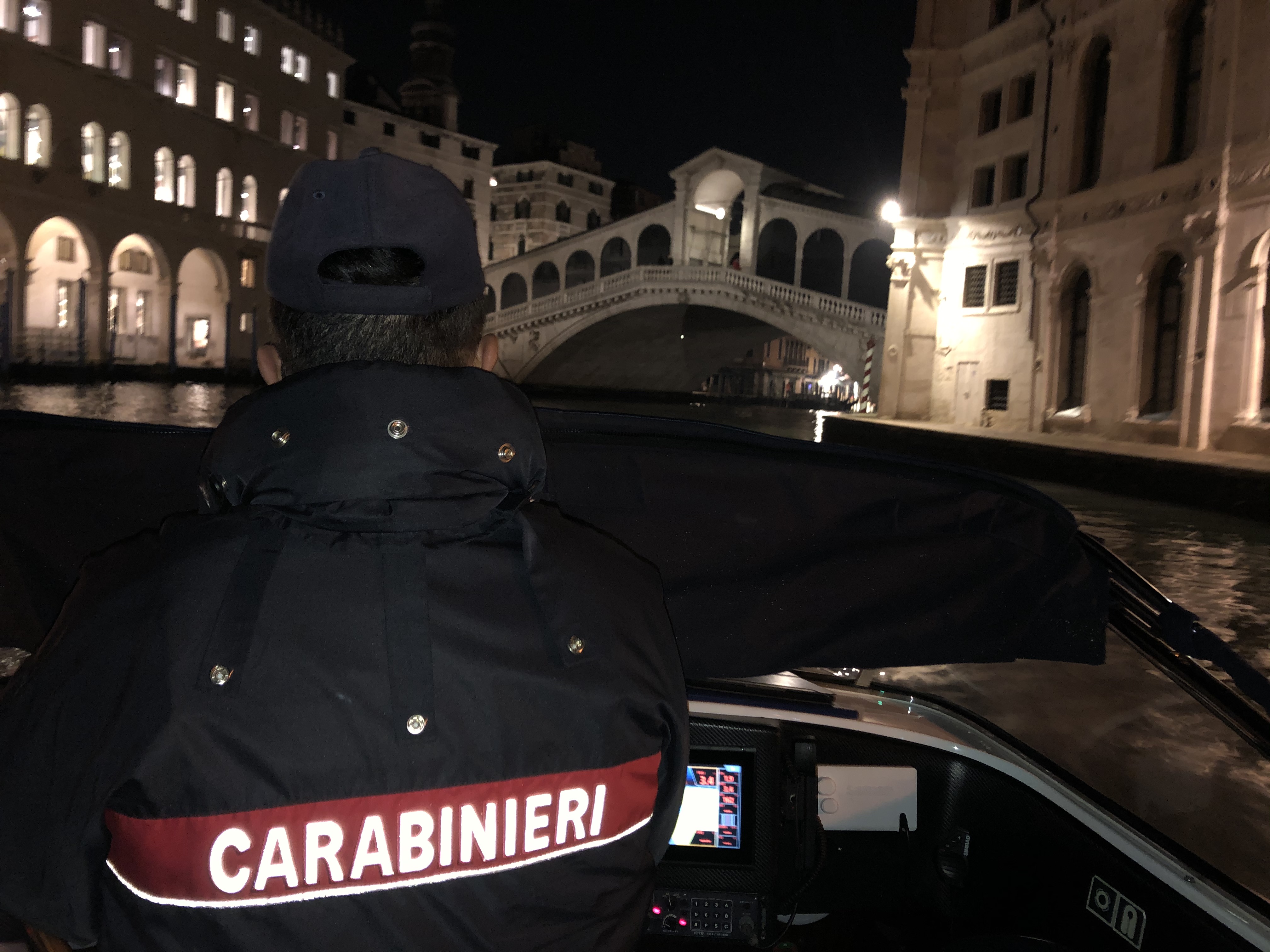 VENEZIA: AVEVANO CERCATO DI RAPINARE UN TURISTA CON PISTOLE E CALCI, DUE 30ENNI ARRESTATI DAI CARABINIERI